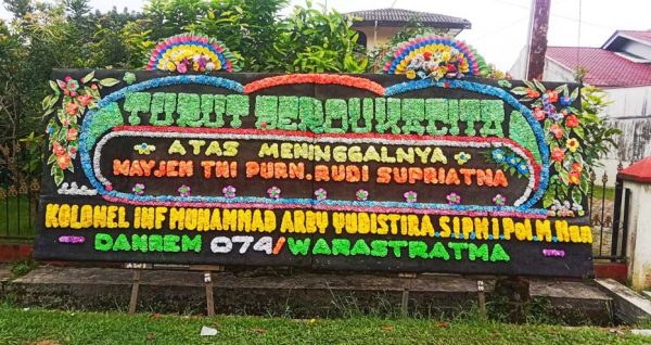 Papan Bunga Gandeng Dukacita 2 Mahkota