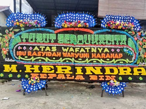 Papan Bunga Gandeng Dukacita 5 Mahkota