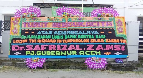 Papan Bunga Gandeng Dukacita 5 Mahkota