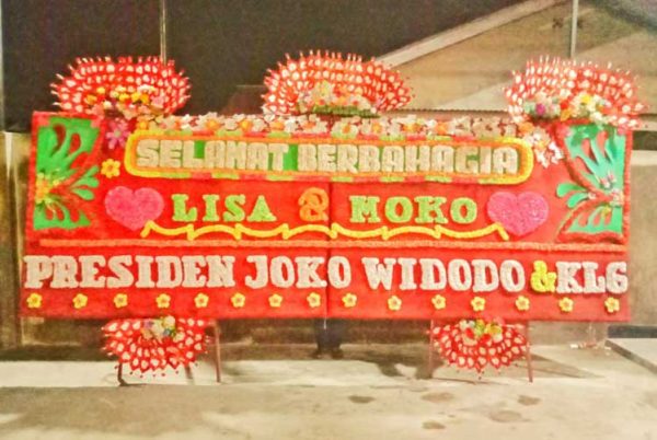 Papan Bunga Gandeng Happy Wedding 5 Mahkota