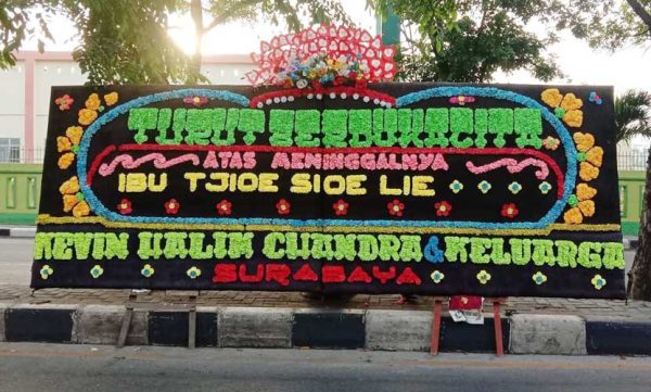 Bunga Papan Gandeng Dukacita 1 Mahkota