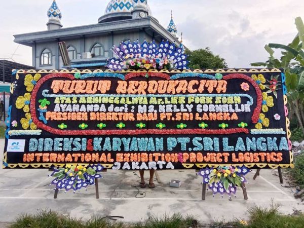 Papan Bunga Gandeng Dukacita 3 Mahkota