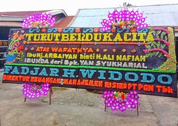 Papan Bunga Gandeng Dukacita 4 Mahkota