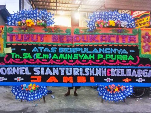 Bunga Papan Gandeng Dukacita 4 Mahkota