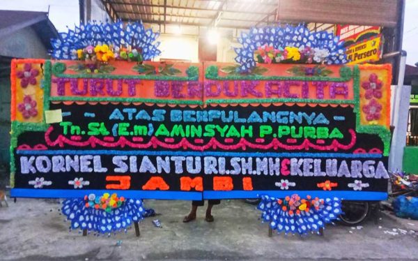 Bunga Papan Gandeng Dukacita 4 Mahkota