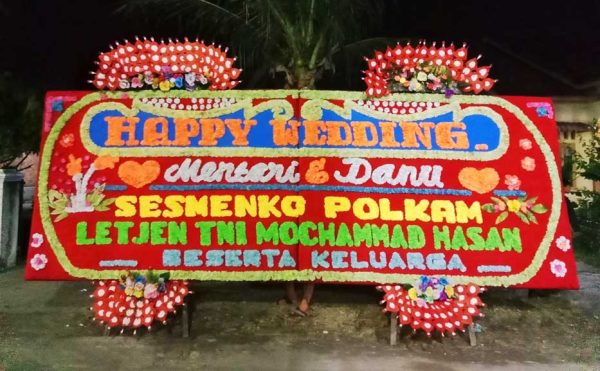 Papan Bunga Gandeng Wedding 4 Mahkota