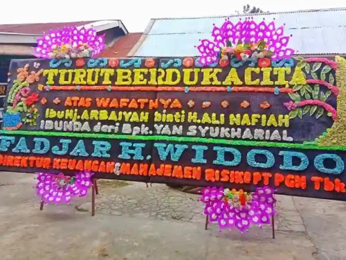 Papan Bunga Gandeng Dukacita 4 Mahkota