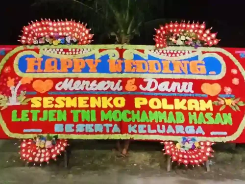 Papan Bunga Gandeng Wedding 4 Mahkota